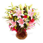 Букет красных роз и азиатских лилий